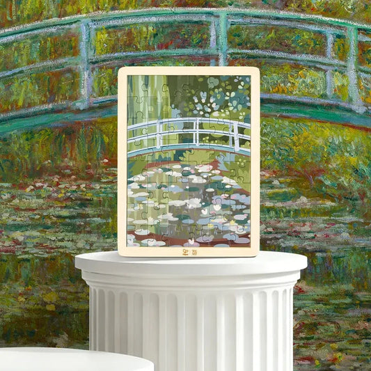 Casse-tête encastré en bois Hape x The Met représentant le tableau du pont et des nymphéas de Claude Monet, exposé sur un piédestal.