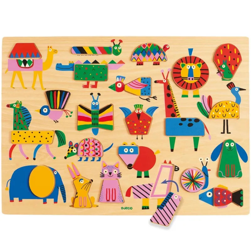Planche en bois du casse-tête Puzzlo Geo de Djeco complète avec ses pièces d'animaux géométriques encastrées et une pièce en cours d'insertion.