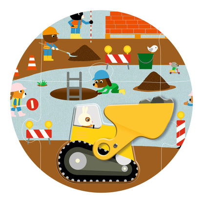 Gros plan du casse-tête géant Le Chantier Djeco montrant un petit lapin aux commandes d'un bulldozer à pelle articulée jaune.