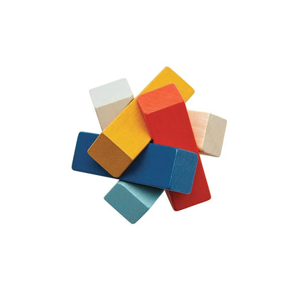 Casse-tête 3D rectangulaire PlanToys assemblé en bois de différentes couleurs (rouge, jaune, bleu, vert et naturel).