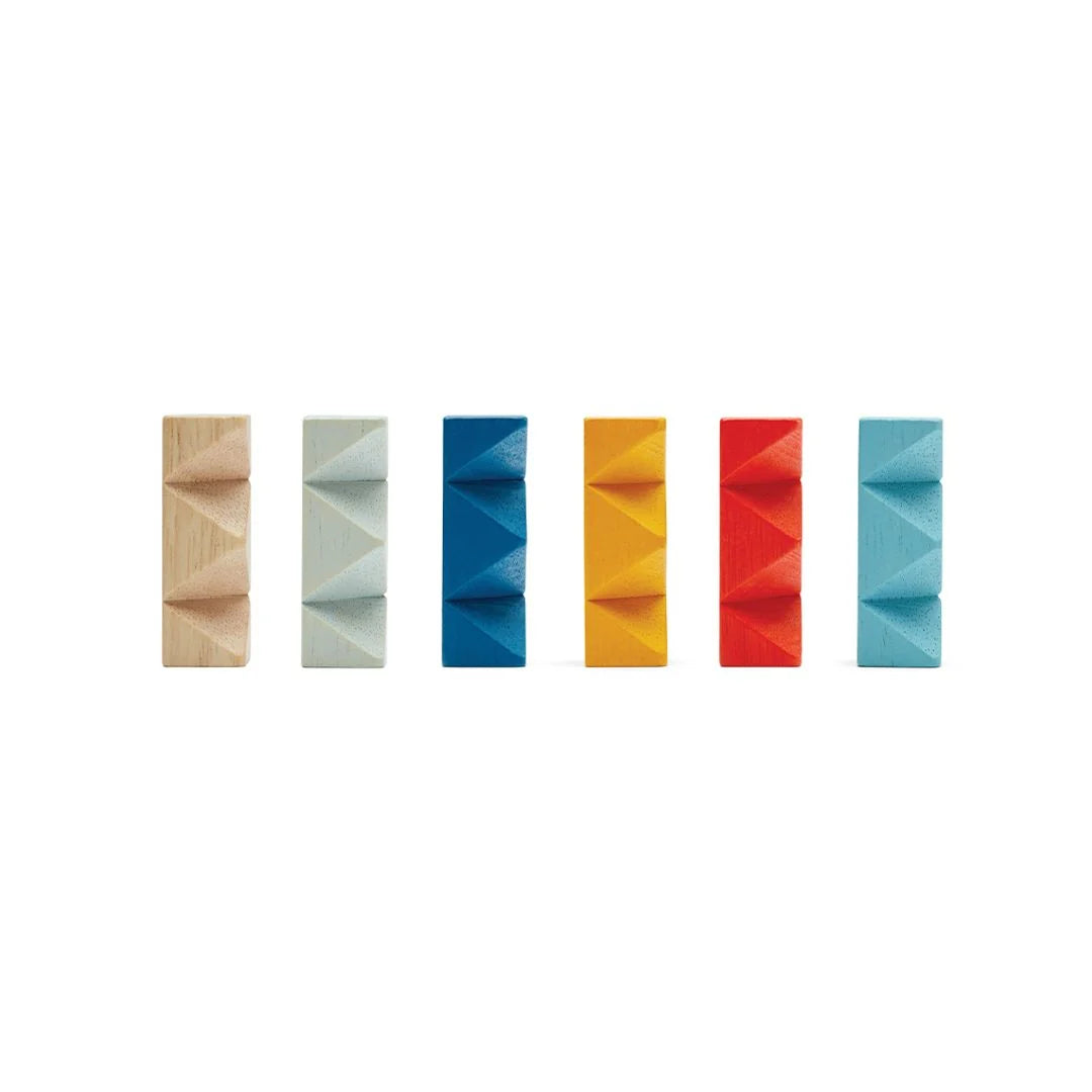 Les six pièces en bois encoches du casse-tête rectangulaire PlanToys alignées par couleur.