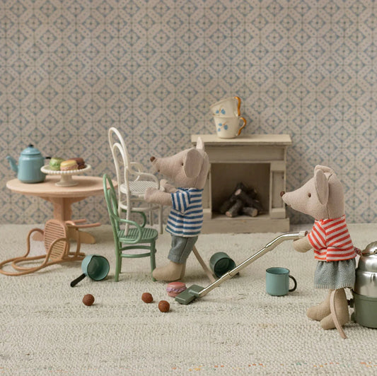  MINIATURE VINTAGE CHAIR OFF WHITE FOR MICE