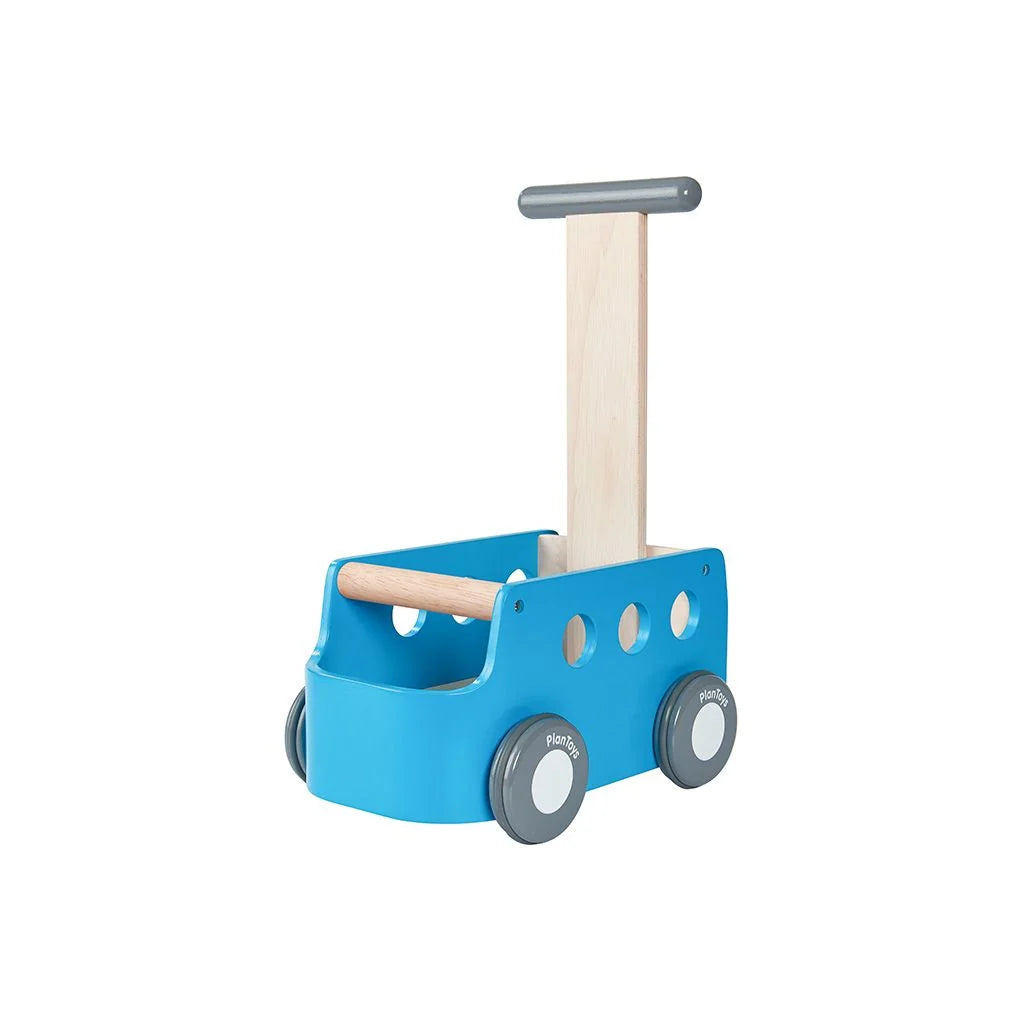 Chariot de marche en bois bleu PlanToys avec poignée ajustable et roues grises pour l'apprentissage de la marche.