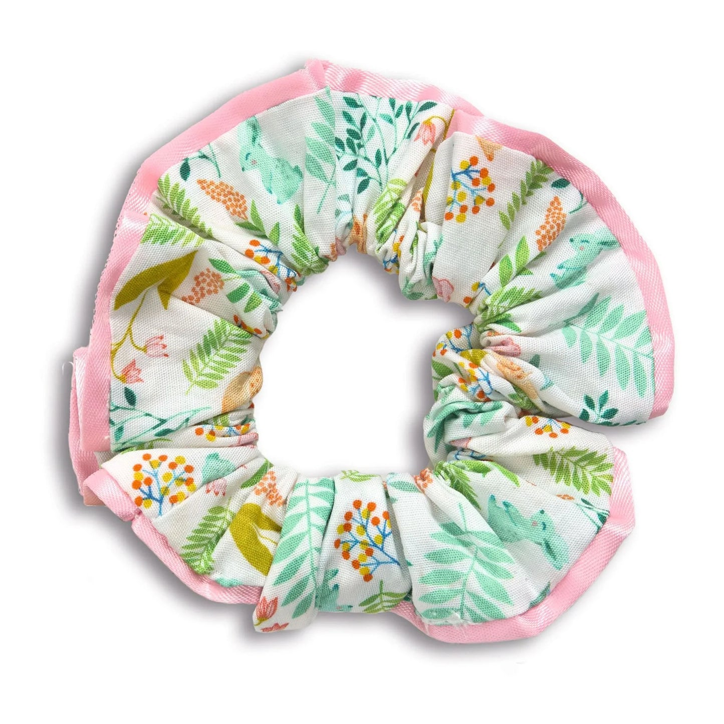 Chouchou à cheveux en tissu blanc cassé de la collection Plume par Djeco, imprimé de motifs champêtres avec feuillage vert, petites fleurs, baies d'été et lapins verts, finition avec un liseré rose bonbon.