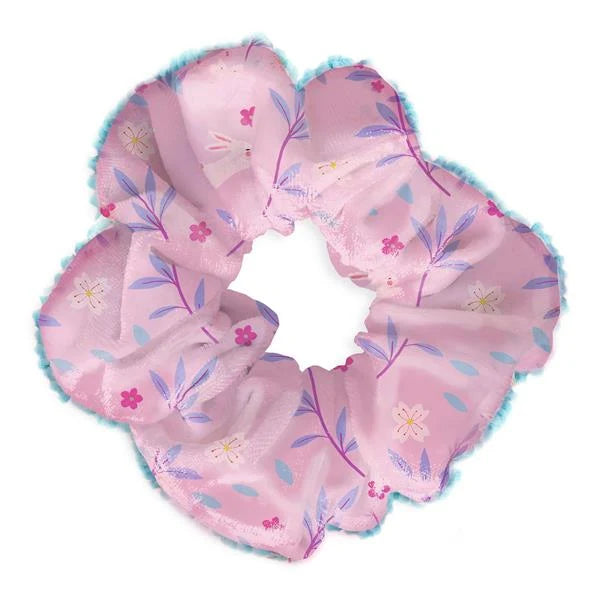 Chouchou à cheveux rose pâle pour enfant Djeco, avec un imprimé printanier de feuilles bleues, de fleurs roses et d'un petit lapin blanc, rehaussé d'un bord en tulle bleu turquoise.