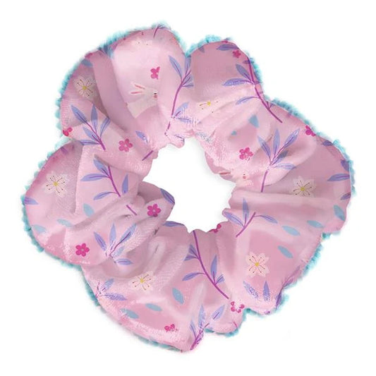 Chouchou à cheveux rose pâle pour enfant Djeco, avec un imprimé printanier de feuilles bleues, de fleurs roses et d'un petit lapin blanc, rehaussé d'un bord en tulle bleu turquoise.