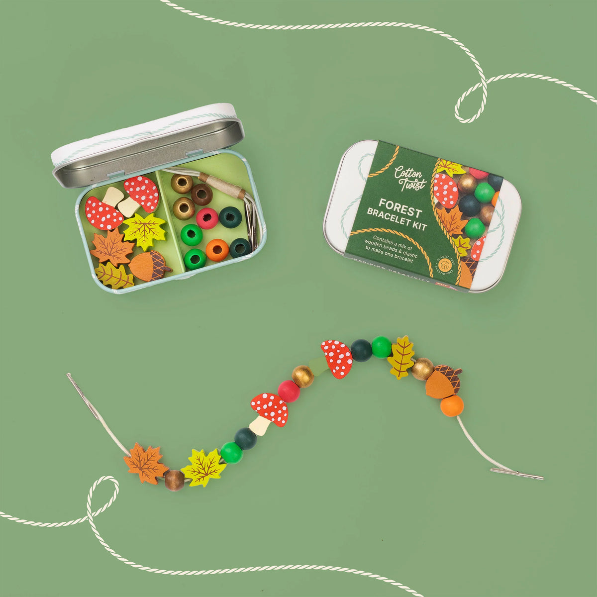 Kit de fabrication de bracelet en bois thème Forêt Cotton Twist présenté dans sa boîte métallique de rangement avec perles en formes de champignons, feuilles et glands.