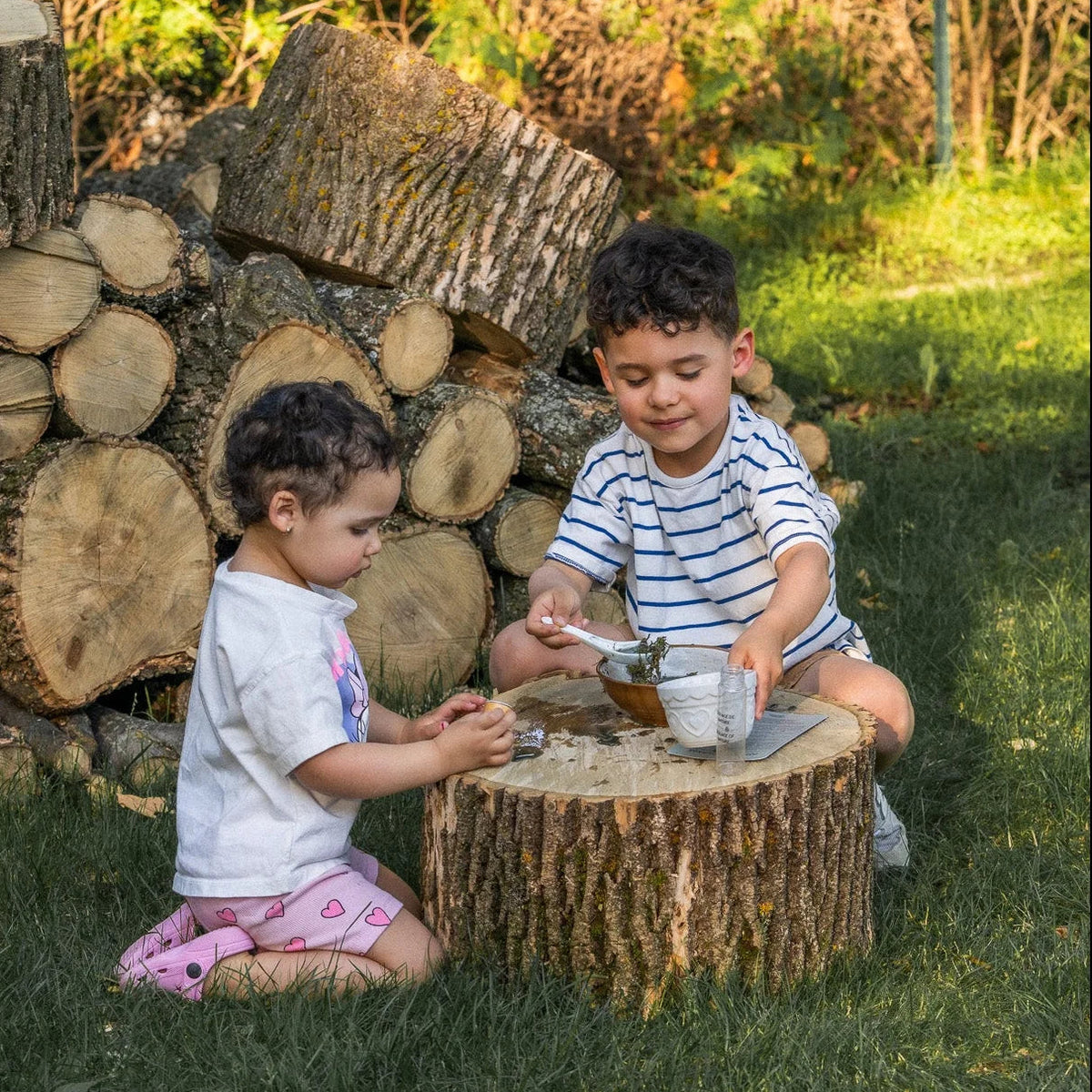 Enfant versant des ingrédients magiques dans une petite fiole lors d'une activité créative Les Petits Sorciers.
