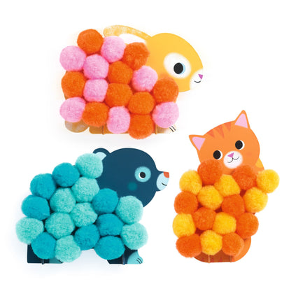Les trois figurines d'animaux complétées et dressées sur leurs pieds : le lapin rose et orange, l'ours turquoise et le chat jaune et orange.