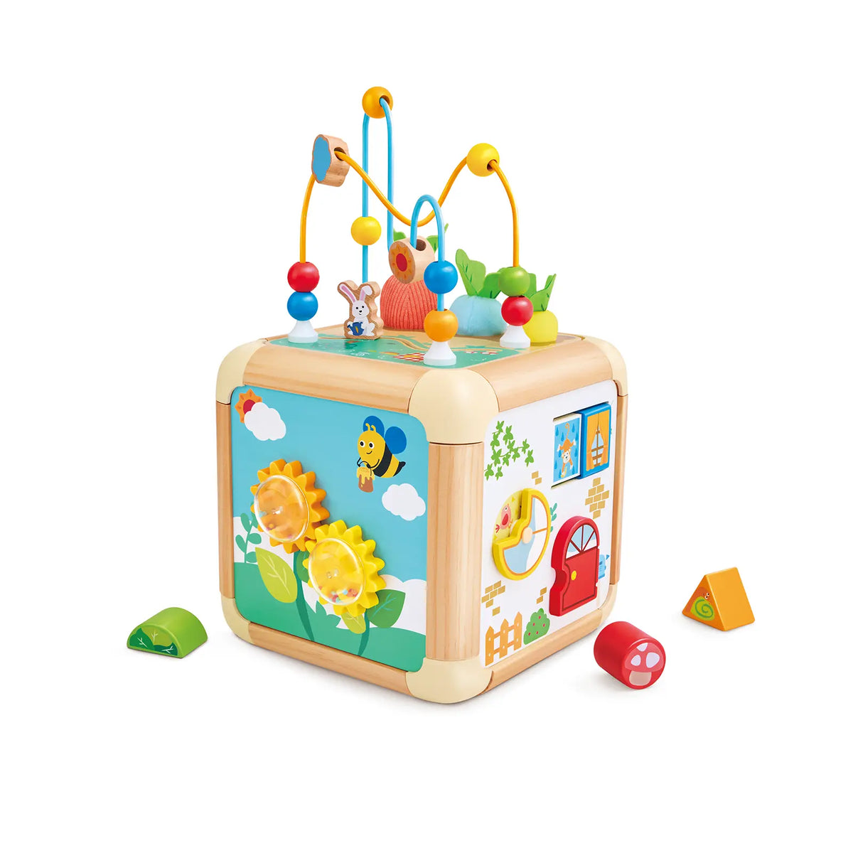 Cube d'activités multi-faces en bois Hape sur le thème du jardin, incluant un labyrinthe de billes, des engrenages tournesol et des pièces à encastrer.