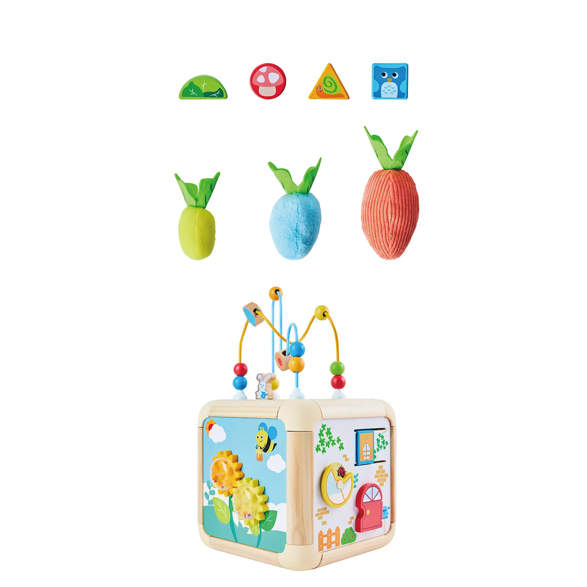 Cube d'activités Hape présenté avec ses accessoires amovibles : quatre blocs de formes géométriques et trois légumes en tissu texturé.