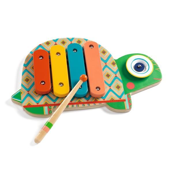 Métallophone en bois en forme de tortue verte de la collection Animambo par Djeco, doté de 4 lames métalliques colorées et d'une baguette assortie.