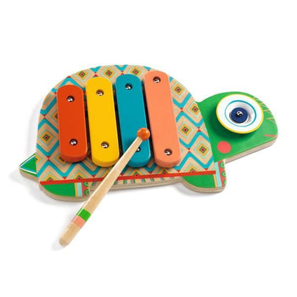 Métallophone en bois en forme de tortue verte de la collection Animambo par Djeco, doté de 4 lames métalliques colorées et d'une baguette assortie.