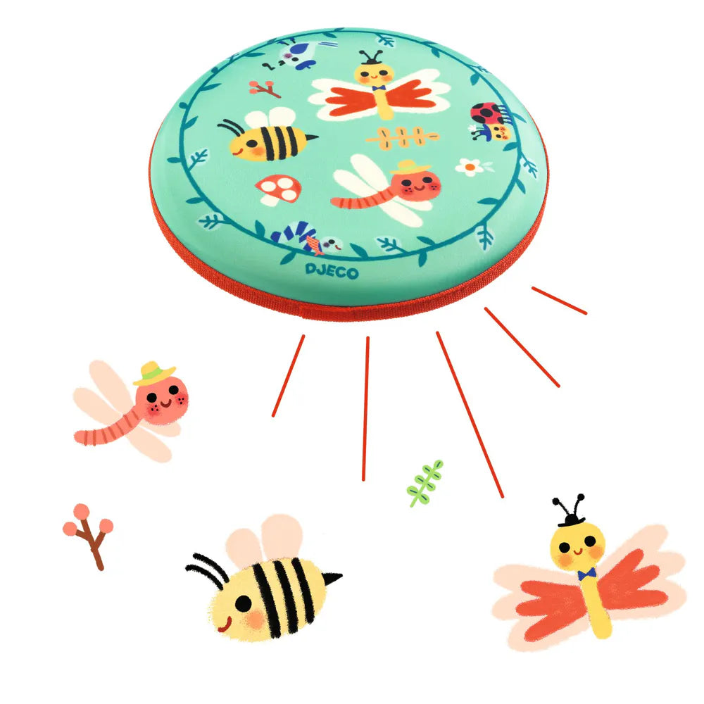 Disque volant souple Flying Bugs de Djeco en tissu vert illustré d'insectes du jardin comme une abeille, un papillon et une libellule.