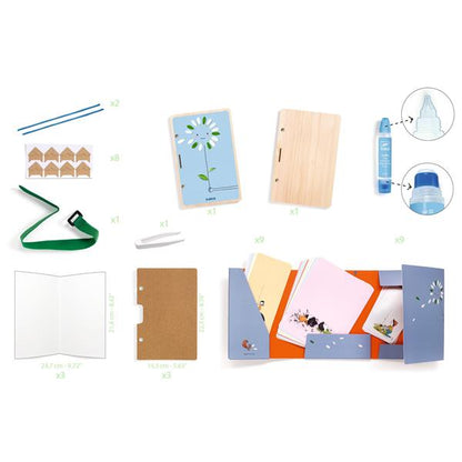 Ensemble des fournitures incluses dans le kit DIY Djeco : presse en bois, sangle, pince, colle et cartes illustrées.