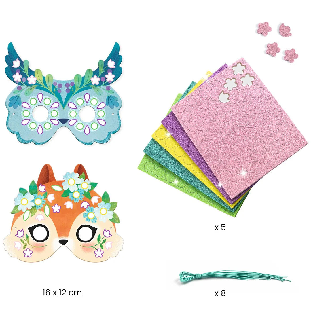 Contenu du coffret bricolage Djeco comprenant masques d'animaux de la forêt, planches de mosaïques pailletées et élastiques.