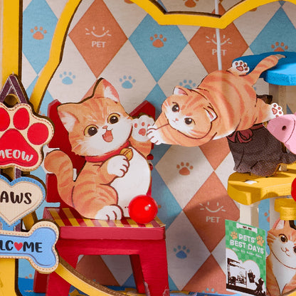 Gros plan sur les détails intérieurs de l'animalerie miniature Rolife représentant des chats roux joueurs et un arbre à chat.