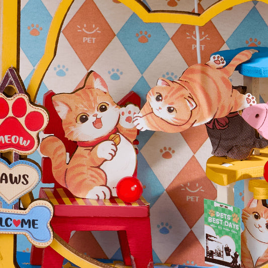 Gros plan sur les détails intérieurs de l'animalerie miniature Rolife représentant des chats roux joueurs et un arbre à chat.