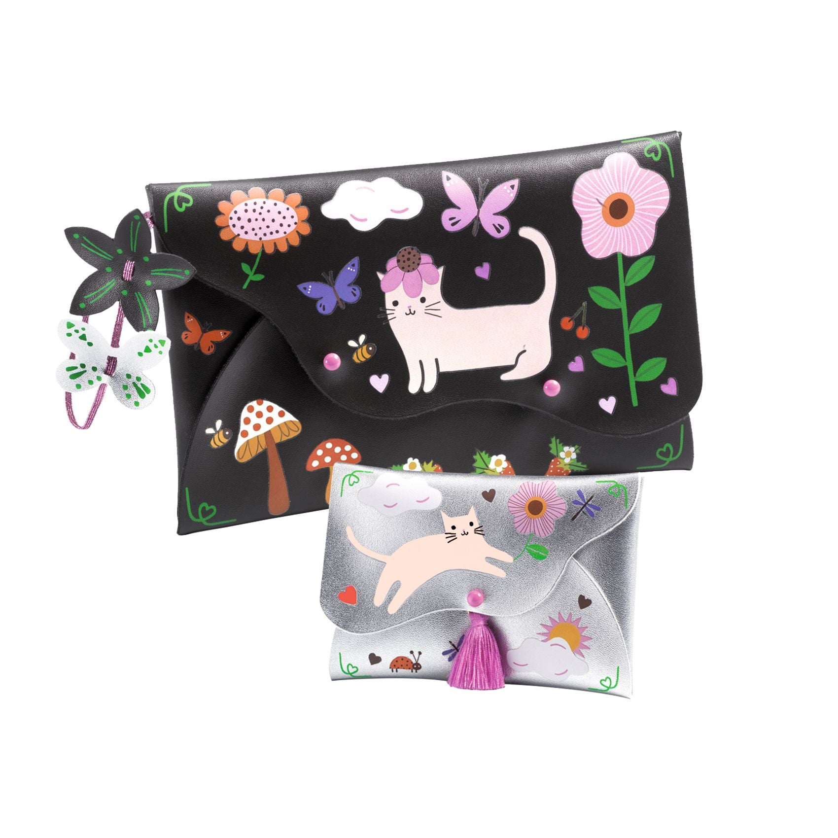 Grande pochette noire et petite pochette argentée Djeco décorées de décalcomanies de chats, fleurs et champignons avec breloques.