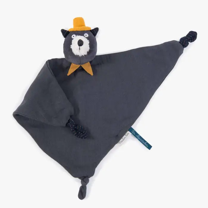 Doudou plat en lange gris Alphonse le chat de la collection Les Moustaches par Moulin Roty, avec petit chapeau moutarde et coins noués.