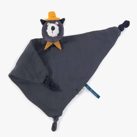 Doudou plat en lange gris Alphonse le chat de la collection Les Moustaches par Moulin Roty, avec petit chapeau moutarde et coins noués.