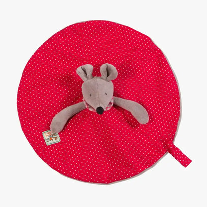 Vue à plat du doudou rond Nini la souris Moulin Roty avec peluche de tête de souris grise et corps rouge à petits pois.