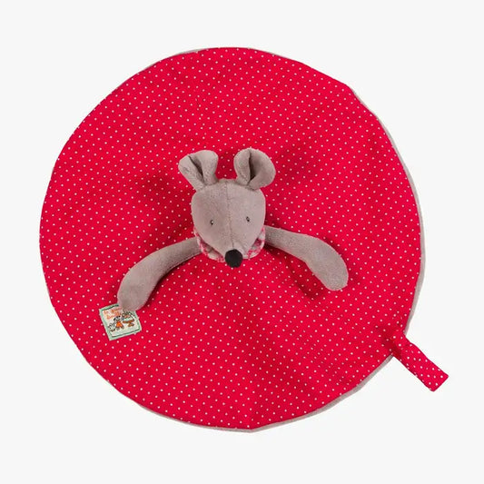Vue à plat du doudou rond Nini la souris Moulin Roty avec peluche de tête de souris grise et corps rouge à petits pois.