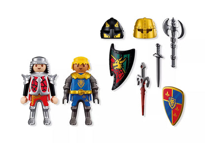 Contenu détaillé du set Playmobil 72175 : deux figurines de chevaliers sans leur casque, avec leurs casques, boucliers, épées et hache d'armes présentés séparément.