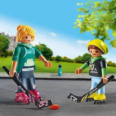 Figurines de joueurs de roller hockey Playmobil DuoPack 71209 avec bâtons, patins et rondelle sur l'asphalte.