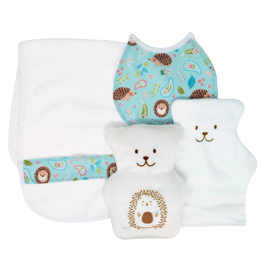 Ensemble cadeau pour nouveau-né modèle Gratitude de Béké Bobo au motif de hérissons bleus, incluant un ourson thérapeutique, une doudou, un bavoir et une débarbouillette.