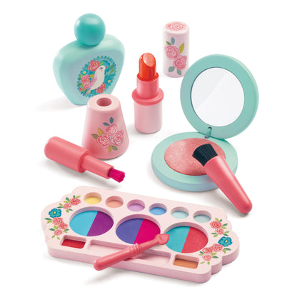 Accessoires de maquillage en bois Djeco incluant rouge à lèvres, vernis, palette de fards, poudre et parfum.