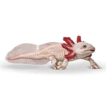 Figurine d'axolotl rose Papo vue de profil avec brancines rouges sur fond blanc.