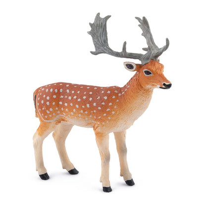 Figurine en plastique peinte à la main Daim mâle Papo au pelage tacheté et grands bois vue de profil sur fond blanc.