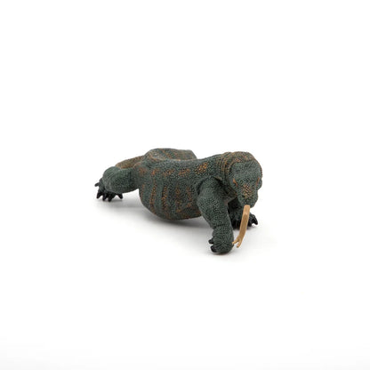Figurine du Dragon de Komodo Papo vue de face en posture de marche sur fond blanc.