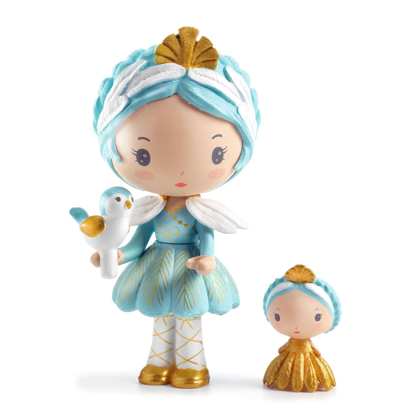 Figurine Grace habillée d'une robe bleue et dorée tenant un petit oiseau blanc et bleu en main, accompagnée de son amie Stella en robe dorée, issue de la collection Tinyly par Djeco.