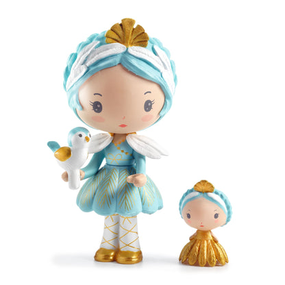 Figurine Grace habillée d'une robe bleue et dorée tenant un petit oiseau blanc et bleu en main, accompagnée de son amie Stella en robe dorée, issue de la collection Tinyly par Djeco.