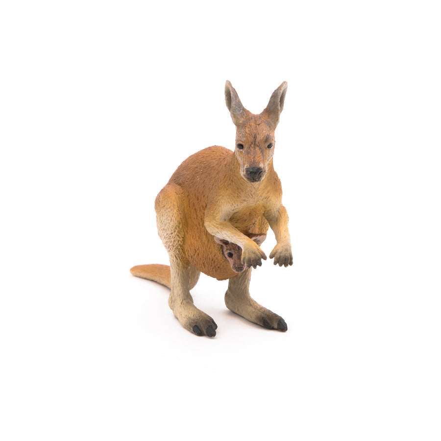 Figurine réaliste de kangourou femelle Papo avec son petit joey visible dans sa poche marsupiale, vue de face sur fond blanc.