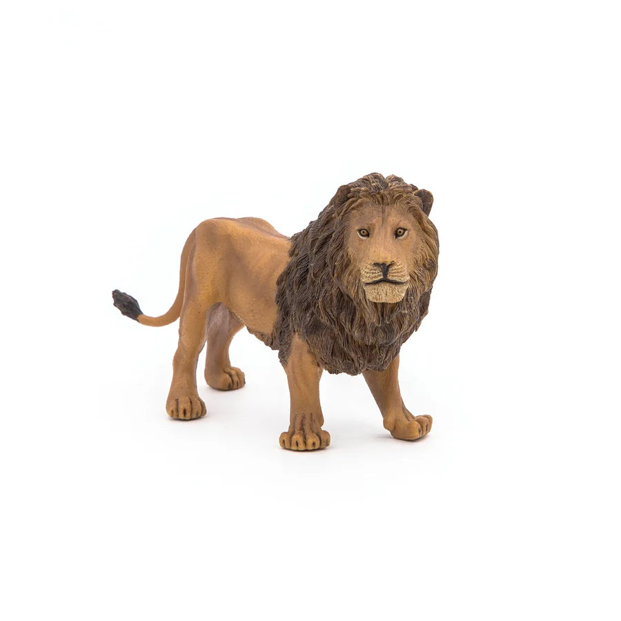 Figurine réaliste de lion mâle Papo avec une crinière brune imposante vue de trois-quarts face sur fond blanc.