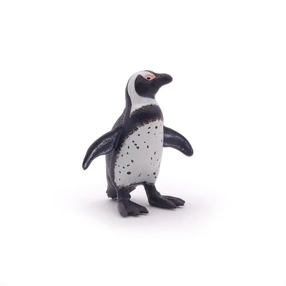 Figurine réaliste de manchot du Cap Papo avec son ventre tacheté et ses ailes déployées, vue de trois-quarts sur fond blanc.
