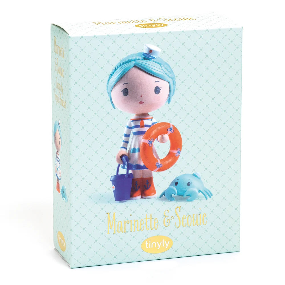 Boîte d'emballage bleue de la figurine Marinette & Scouic de la collection Tinyly par Djeco.