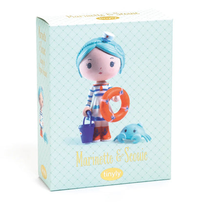 Boîte d'emballage bleue de la figurine Marinette & Scouic de la collection Tinyly par Djeco.