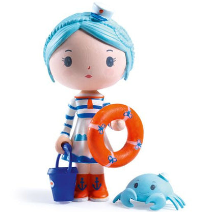 Figurine articulée Marinette de la collection Tinyly par Djeco, habillée en marinière avec bouée orange et seau bleu, accompagnée de son petit crabe bleu Scouic.