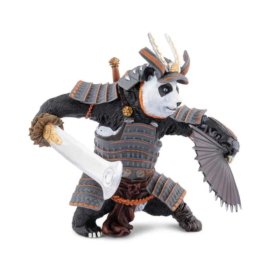 Figurine du Mutant panda samouraï Papo en armure avec sabre et éventail de combat sur fond blanc.