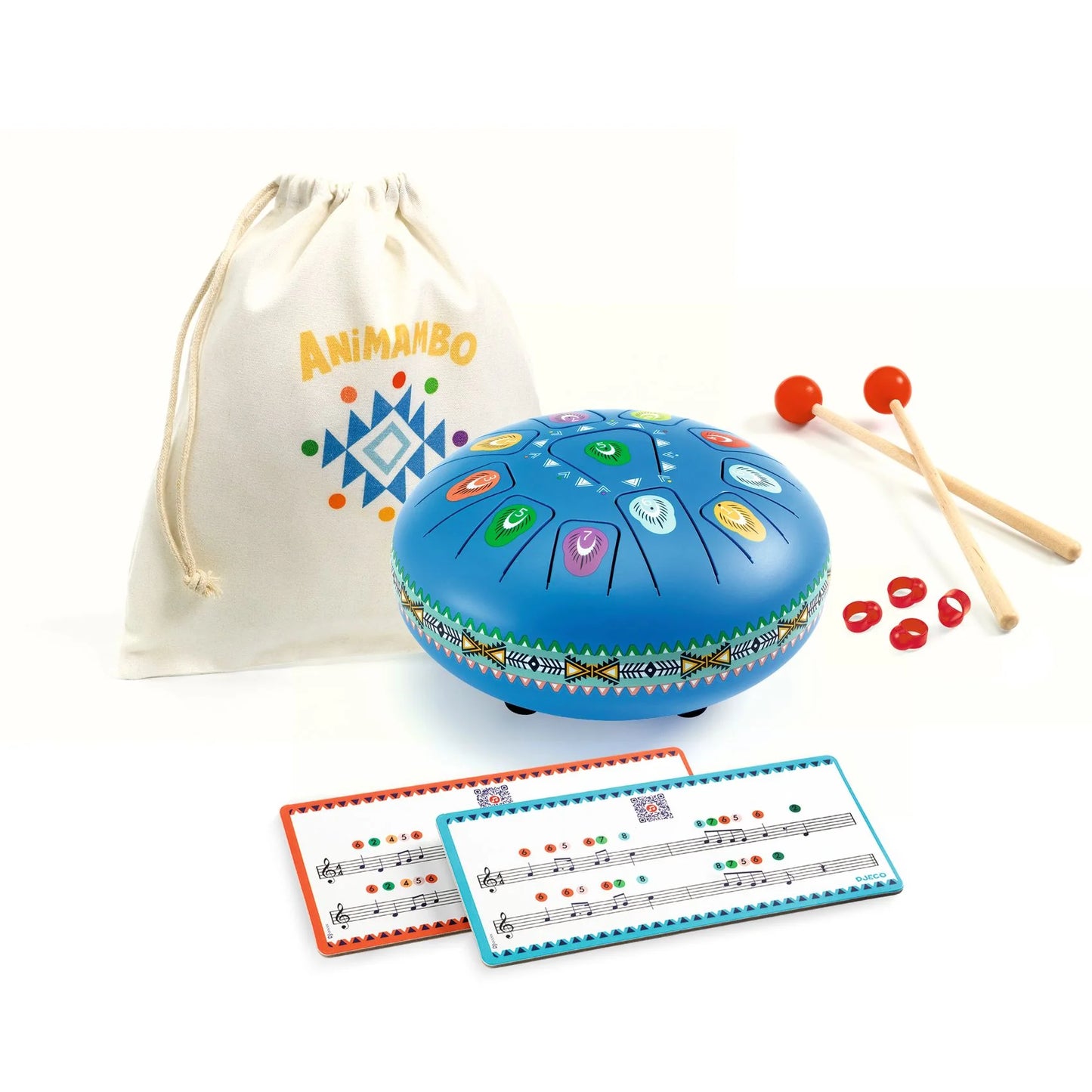 Ensemble complet du grand tambour à languettes bleu (tongue drum) Animambo de Djeco comprenant l'instrument métallique, deux baguettes à embout rouge, des dés à coudre en silicone, des cartes de partitions musicales et un sac de rangement en tissu.