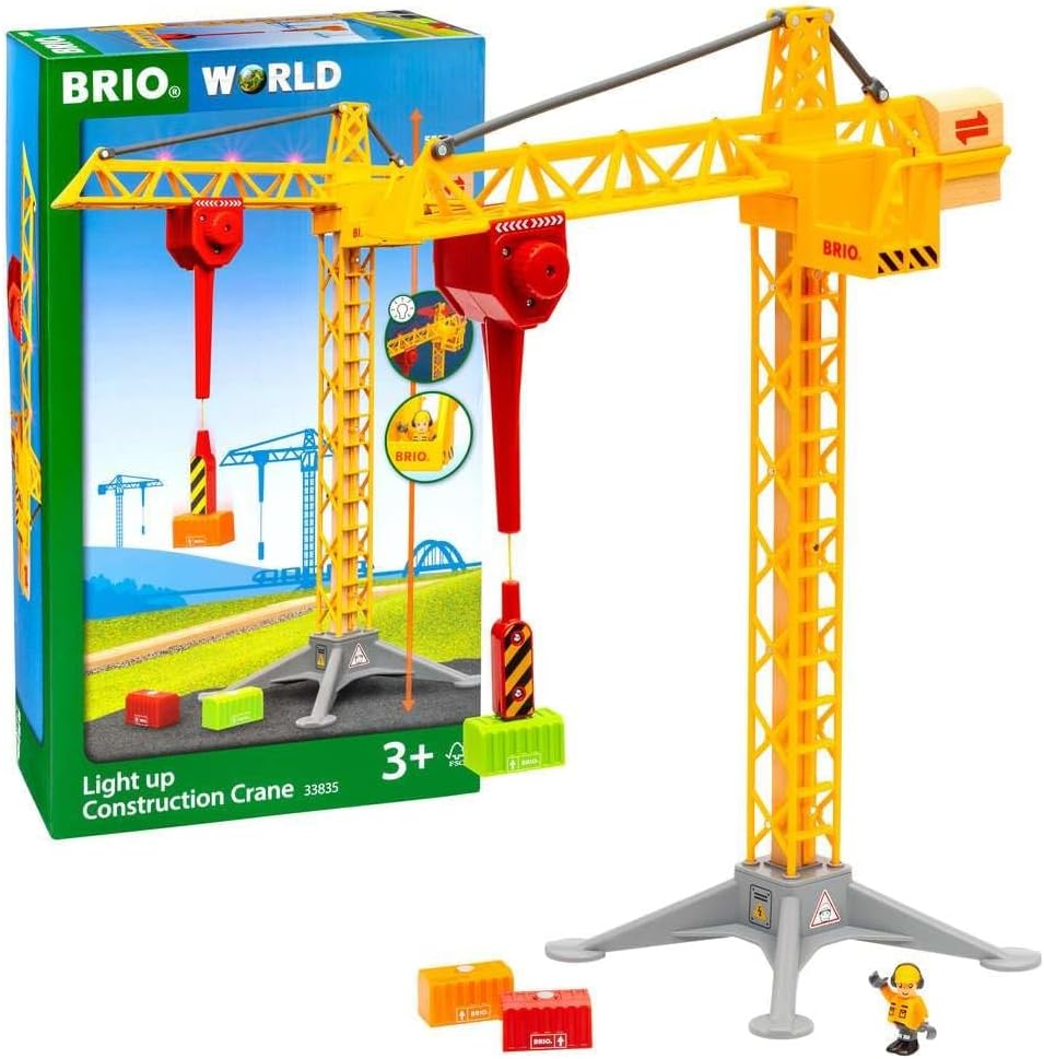 Grande grue lumineuse BRIO World 33835 jaune et rouge avec crochet magnétique, charges de fret et figurine d'opérateur.