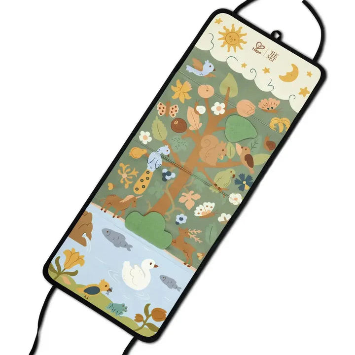 Tapis d'éveil en tissu Hape entièrement déplié illustrant l'Arbre de vie du Metropolitan Museum of Art avec une rivière, un canard, des oiseaux colorés, un écureuil et un cerf.