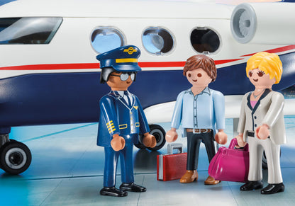 Pilot et passagers Playmobil devant le jet privé avec leurs valises et sacs de voyage.