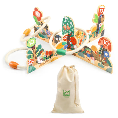 Jeu d'adresse Gardino en bois illustré d'un jardin avec ses anneaux en corde et son sac de rangement en tissu.