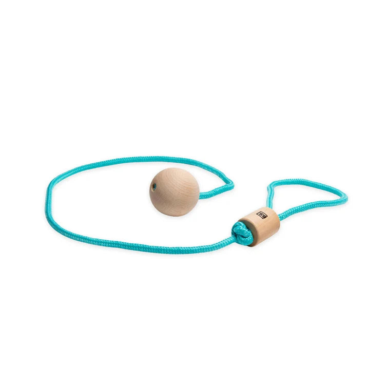 Jeu de cheville Ankle Swing de BS Toys composé d'une corde turquoise, d'une boucle ajustable et d'une boule en bois.