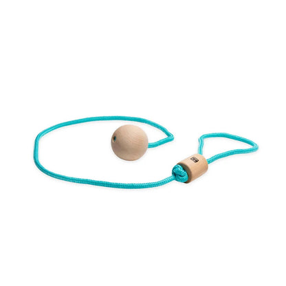 Jeu de cheville Ankle Swing de BS Toys composé d'une corde turquoise, d'une boucle ajustable et d'une boule en bois.